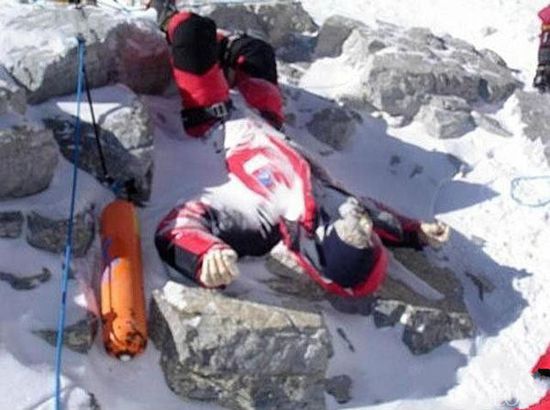 珠穆朗玛峰上的尸体：用生命换来的丰碑