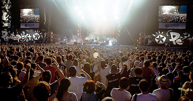 韩国在夏季顺应休假潮组织不少休闲娱乐活动，图为一个超大型的国际摇滚音乐节