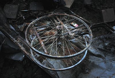 昨日，鲁山县，康乐园老年公寓火灾中一辆被烧坏的轮椅。