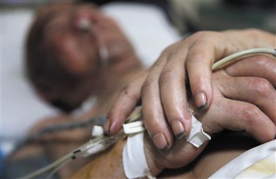 鲁山县人民医院，71岁的吴大爷躺在病床上，身上大面积烧伤。