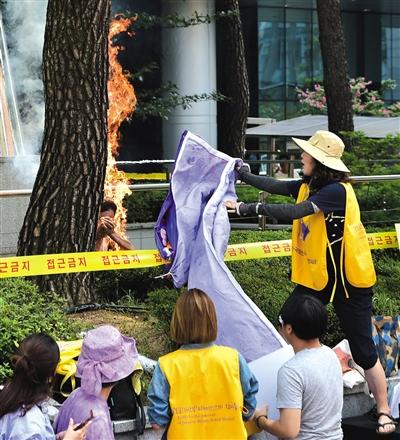 韩国老翁因“慰安妇”问题在日本使馆前自焚