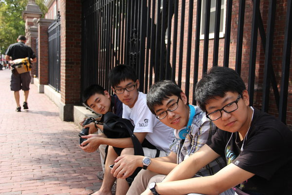 “赴美夏令营”的中国高中生在哈佛大学校门口