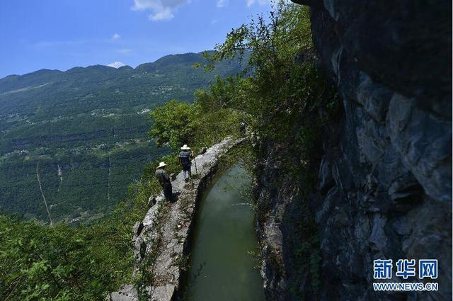 湖北深山山崖上现人工水渠 被称“绝壁天河”