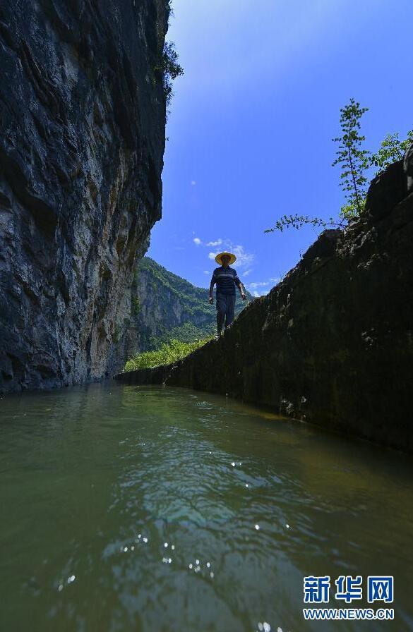 湖北深山山崖上现人工水渠 被称“绝壁天河”