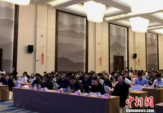 图为逾百家扬州本土企业与资本对接。　崔佳明 摄
