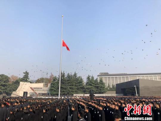 13日上午10时整，南京大屠杀死难者国家公祭仪式在侵华日军南京大屠杀遇难同胞纪念馆举行。　朱晓颖 摄