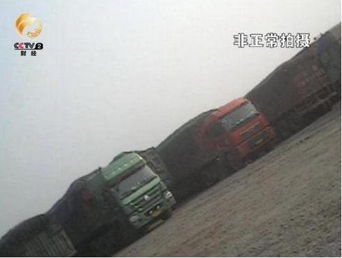 停放在院里等待处理的超限货车