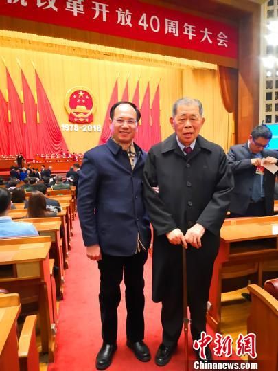 台商李瑞河(右)与中共天福集团党委书记林伯琪参加庆祝改革开放40周年大会。　何滢 摄