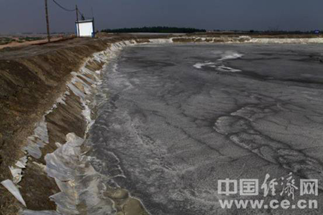 马鞍桥矿业的尾矿堆里，防渗透的塑料膜垫已经破损不堪