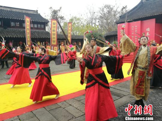 演员们身着古装祭祀泰伯。　钟升 摄