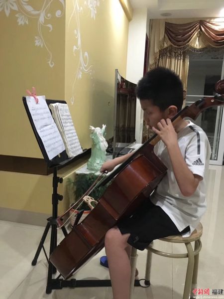 3.杨凯烨每天晚上都会花一个小时练习老师教授的曲目。