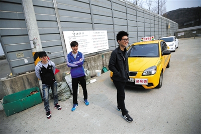 2014年3月27日，韩国，中国游客在韩国驾校内休息