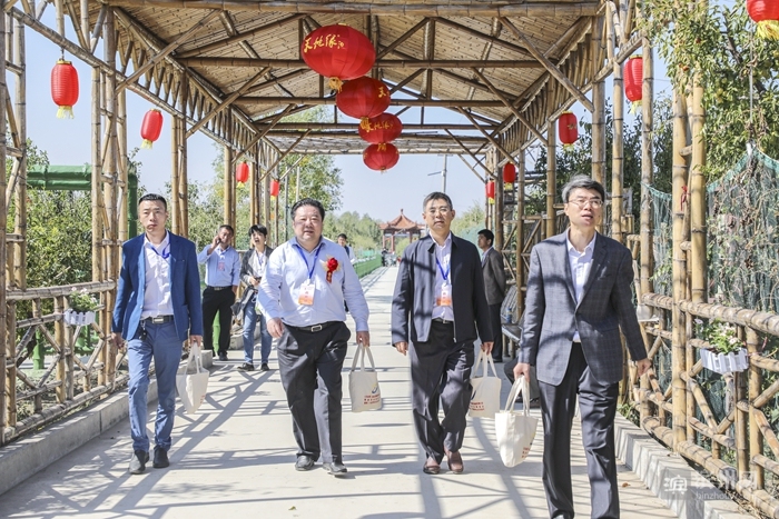 “儒商滨州行 乡音叙乡情”活动与会嘉宾考察滨州市特色产业发展情况